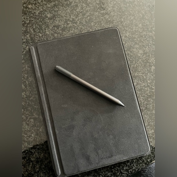 Microsoft Surface Go 2 10.5” 128 GB Tablet with Pen and Keyboard and charger - Picture 6 of 6